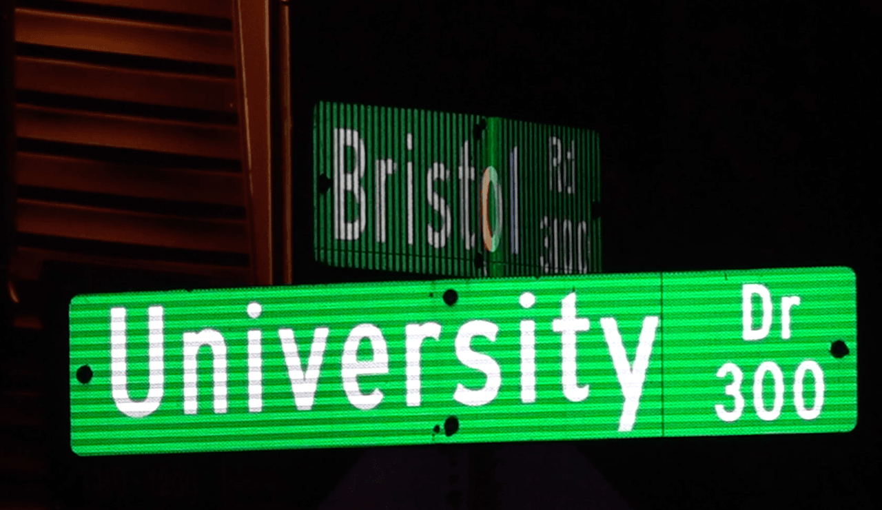 El accidente ocurrió en la cuadra 300 de University Dr.