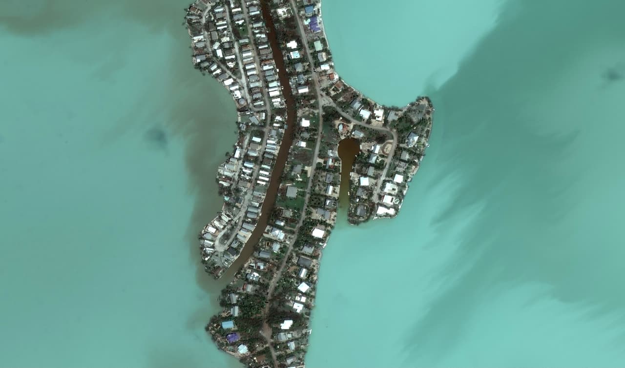 <b>Los cayos después de Irma.</b> El poderoso huracán que golpeó la península de Florida entró por las islas al sur del estado. Esta fotografía satelital muestra a las aguas turbias que quedaron luego del azote de los destructivos vientos sobre Key West.