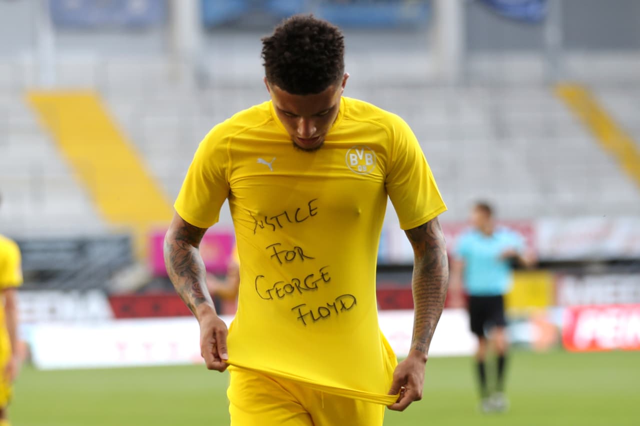 - Jadon Sancho así celebró uno de los cuatro goles con el Borussia Dortmund en la pasada Fecha 29 de la Bundesliga.
<br>- El delantero de padres trinitarios tras quitarse la camiseta y mostrar la frase 'Justice For George Floyd', en su traducción: Justicia por George Floyd.