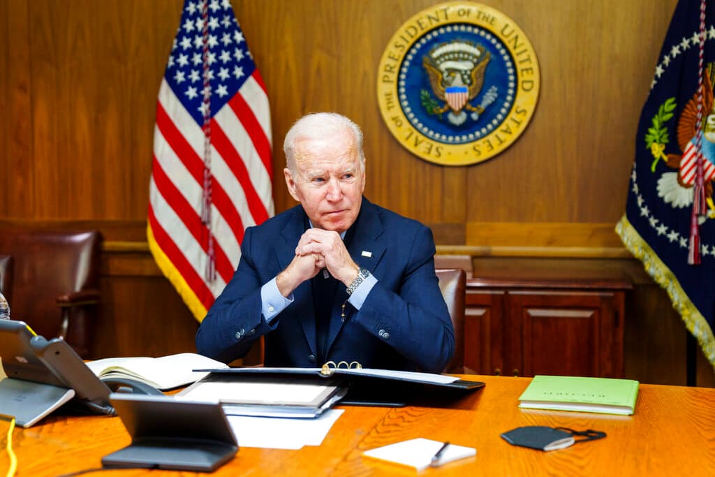 La Casa Blanca proporcionó esta imagen del presidente Biden mientras hablaba por teléfono con el presidente de Rusia este sábado.
