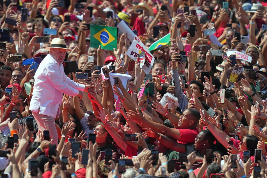 Lula y Flávio Bolsonaro se lanzan a la conquista del voto en Brasil
