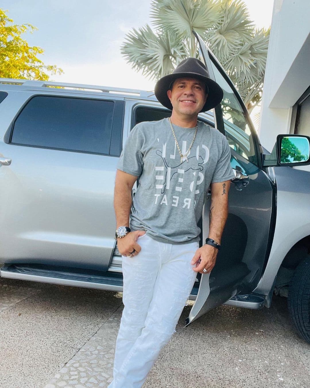 En días pasados, Medina reveló que hace tiempo Eduin Caz le pidió que hiciera un dueto con Grupo Firme, y que le pagaba a cambio de cantar con ellos.