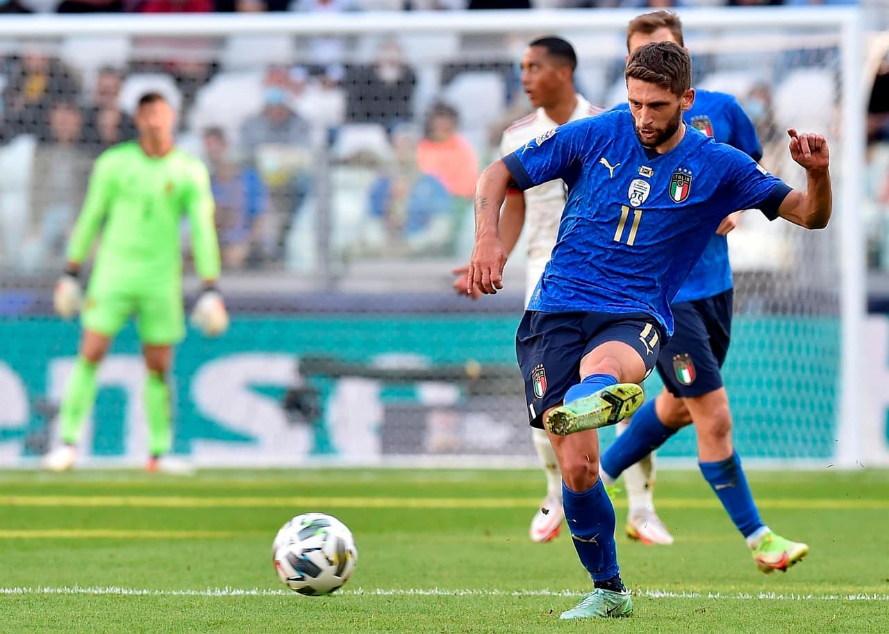 Italia se queda con el tercer lugar de la UEFA Nations League tras vencer 2-1 a Bélgica. Con anotacion de Barella y un penalti cobrado de Berardi, la 'Azzurra' se lleva la victoria. El único tanto por parte de los 'red devils' fue de Charles De Ketelaere ya al final del encuentro.