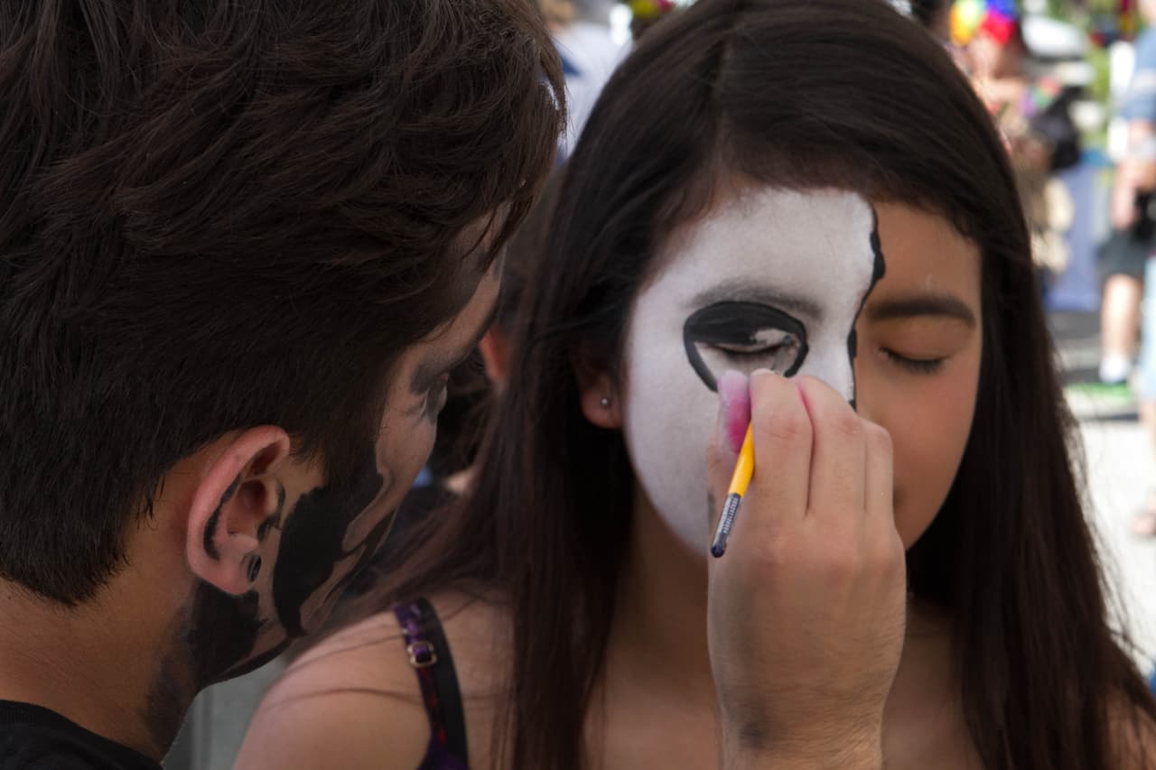 Altares, música, piñatas, papel picado, exhibición de autos antiguos, calaveras, pan de muerto y caritas y manitas pintadas hicieron parte del evento del 'Día de los Muertos' organizado en el Centro Cultural Mexico-Americano de Austin.