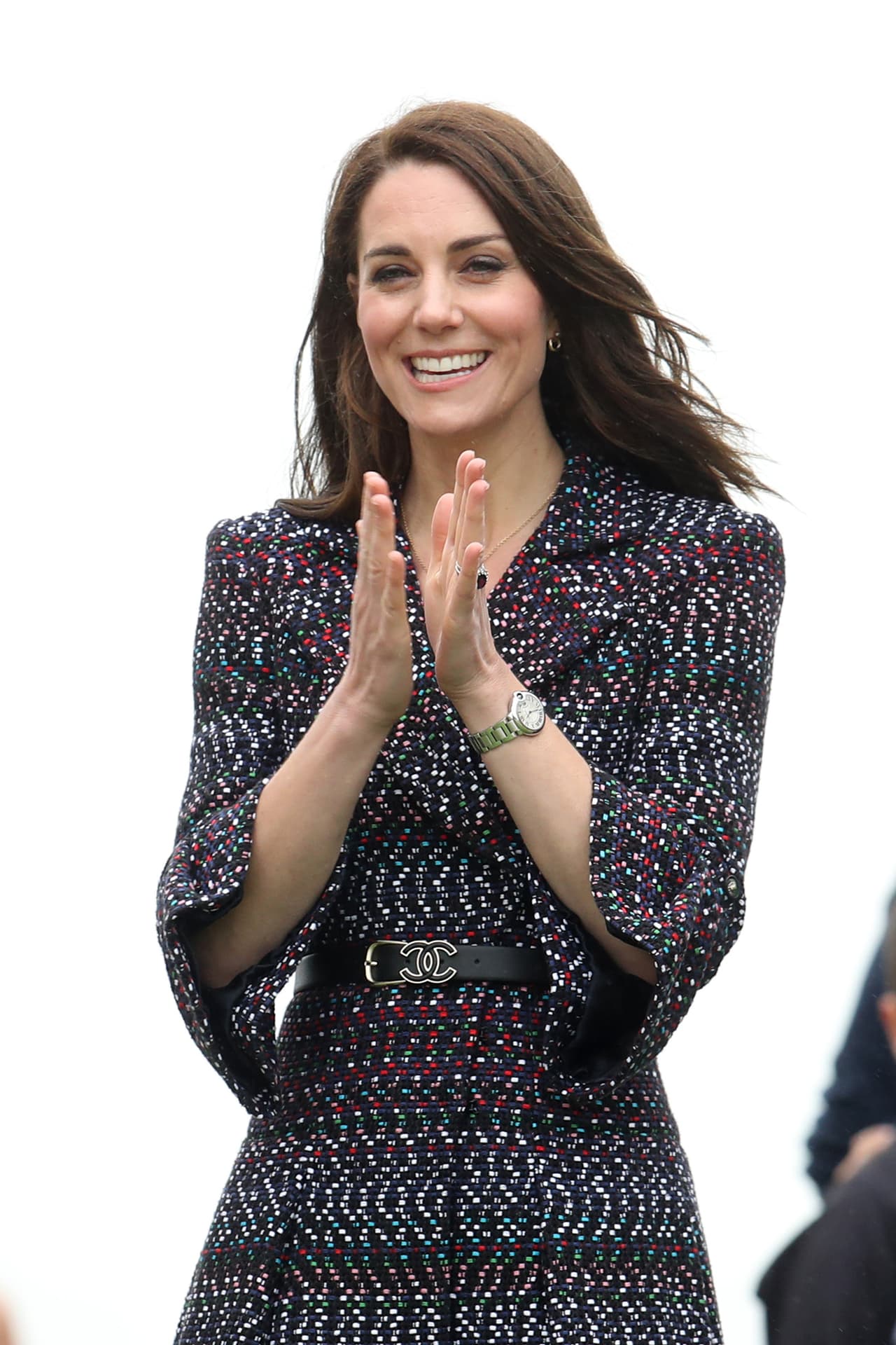 Sin embargo, basta hacer una revisión rápida para saber que Meghan no es ni la primera ni la única que gasta esas cifras en ropa. En marzo de 2017, Kate Middleton y el príncipe William realizaron una
<a href="https://www.univision.com/entretenimiento/kate-middleton-y-los-hermosos-vestidos-en-su-visita-a-paris-fotos#eadac9430001">visita oficial a París</a>. Para el viaje, la duquesa de Cambridge se cambió
<b>cinco veces en dos días. ¿El costo de sus outfits? $44,961.00</b>