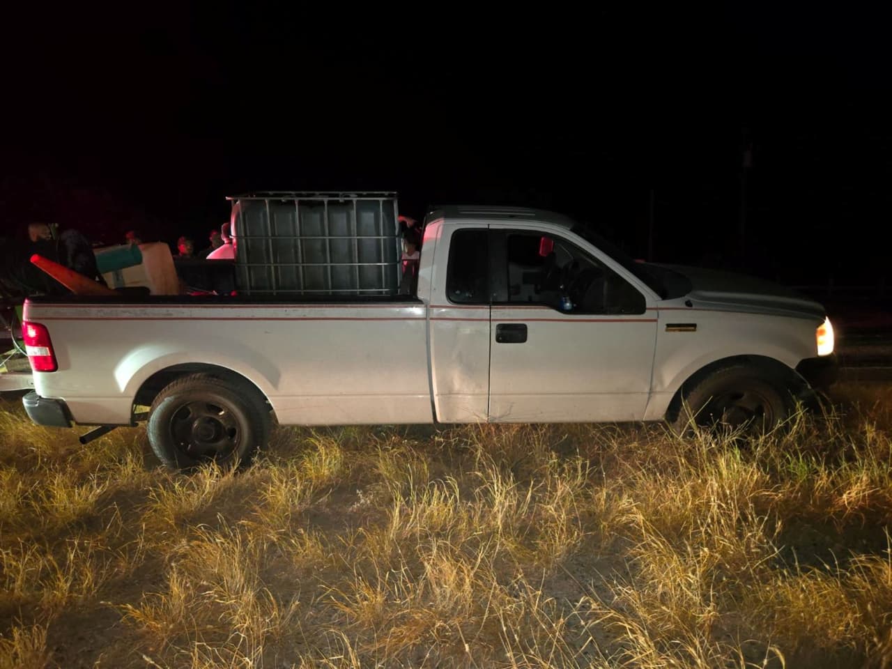 La camioneta en la que un conductor estadounidense de 19 años trasnportaba el tanque de agua con cuatro migrantes dentro.