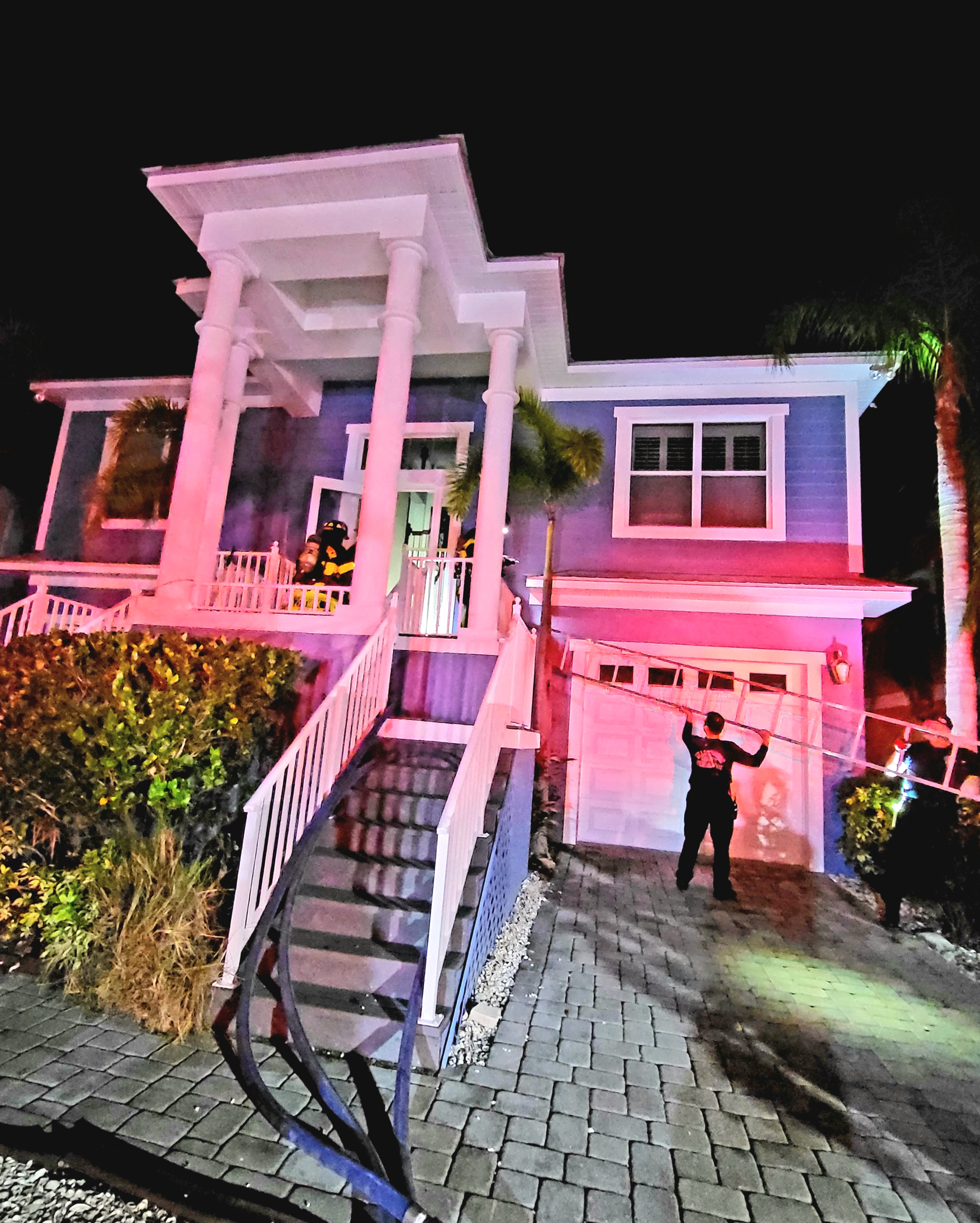 Esto calmó el fuego y evitó que saliera a otras áreas de la casa y se expandiera el incendio.