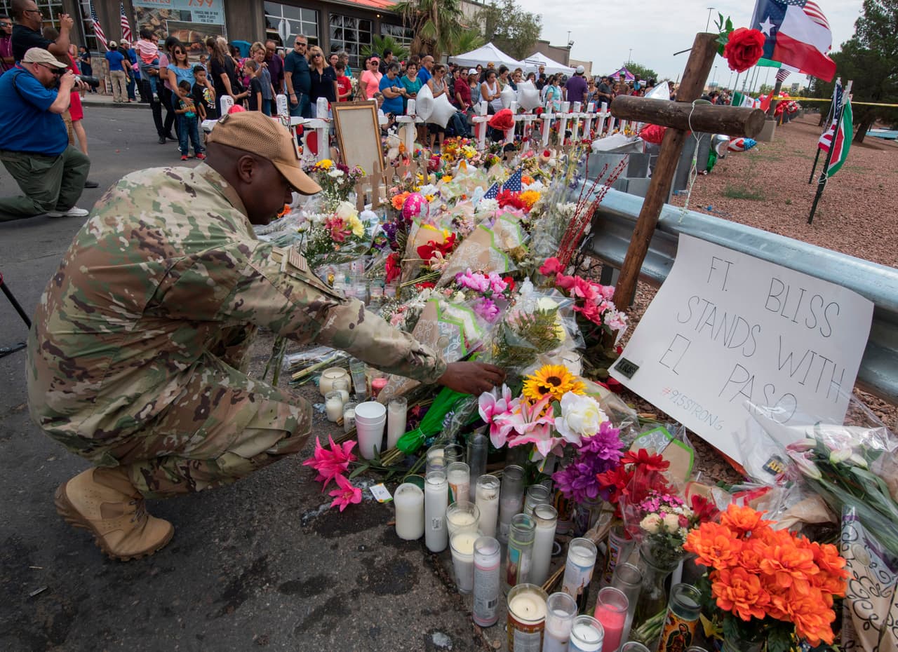En el El Paso, Texas, algunas autoridades criticaron los planes de visita de Donald Trump. Allí murieron 22 personas y el altar conmemorativo frente al lugar de la tragedia sigue creciendo y recibiendo visitas, como la de un oficial de la fuerza aérea (en la fotografía). La representante demócrata Verónica Escobar, cuyo distrito abarca El Paso, advirtió que el presidente no es bienvenido en la zona.