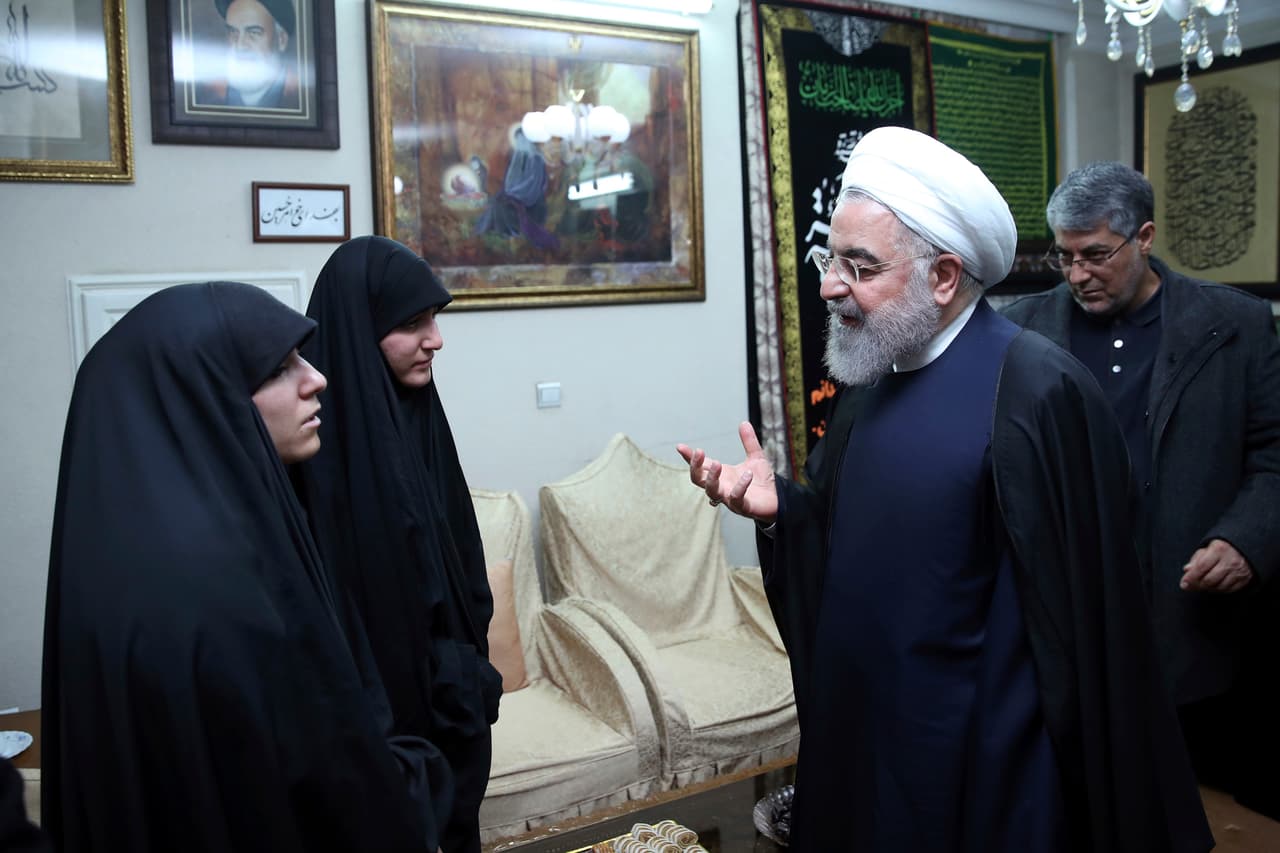 El presidente iraní Hassan Rouhani visitó a la familia de Soleimani para presentar sus condolencias.