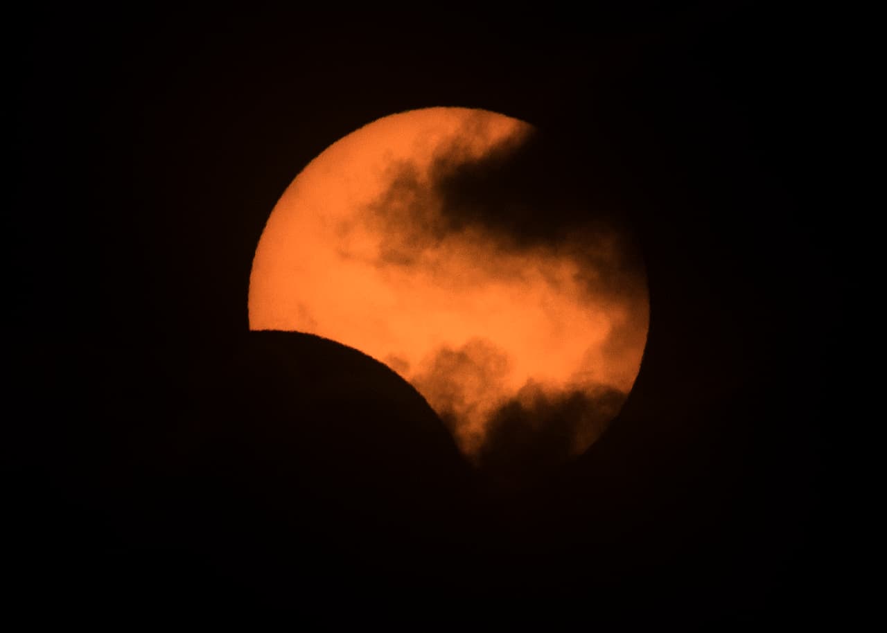 El fenómeno empezó en el Pacífico y atravesó Chile y Argentina, en una ruta de 6,800 millas, unos 11,000 kilómetros. En la fotografía, el eclipse visto desde Buenos Aires, Argentina.