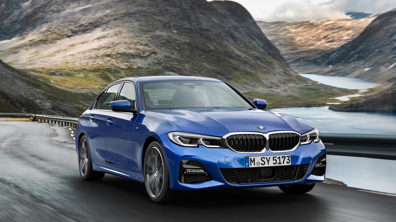 La séptima generación del BMW Serie-3 llegará al mercado en tres niveles de equipamiento:
<b>Sport</b>,
<b>Luxury</b> y
<b>M Sport</b>.