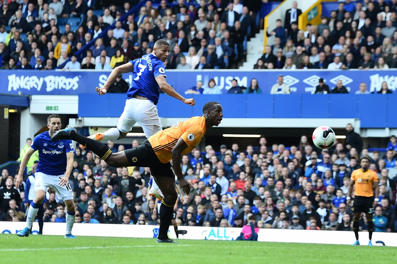 Richarlison del Everton anota gol.