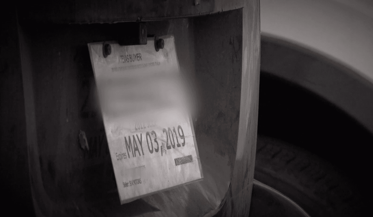 Investigan a los concesionarios de autos que venden placas temporales falsas en Texas