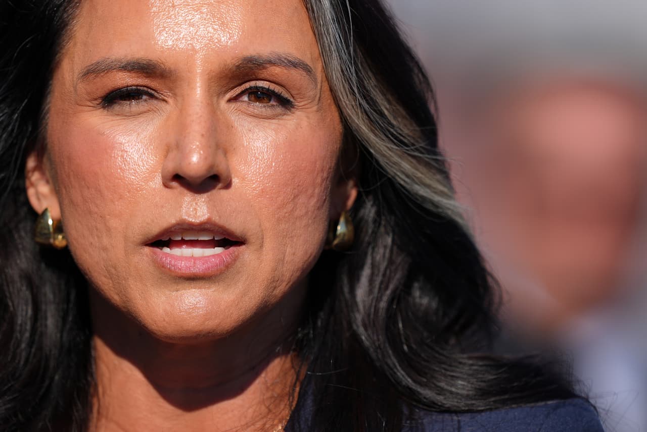 Tulsi Gabbard y las redadas del FBI: ¿de qué señalan a la directora de Inteligencia Nacional?