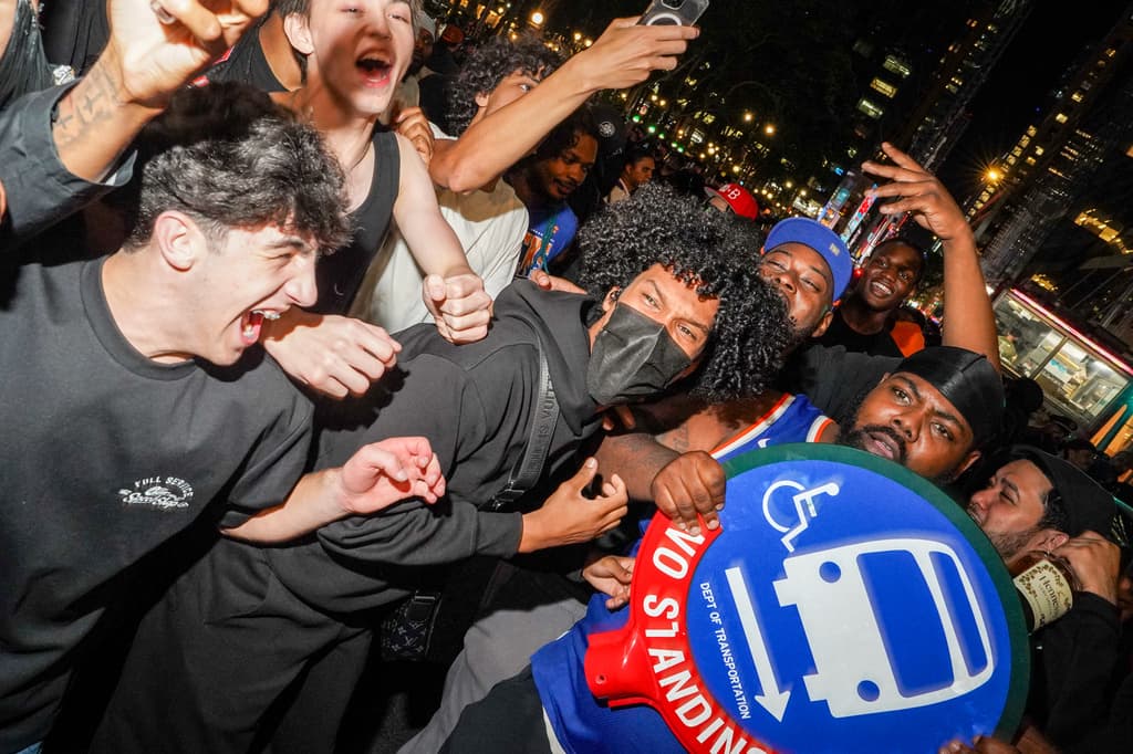 <b>ALCOHOL y DAÑOS</b>: Según trasncurría el partido, los ánimos de los fanáticos de los Knicks en la NBA se fueron exaltando, con algunos
<b>consumiendo alcohol en las calles</b>, lo que está prohibido, así como arrancando letreros públicos, causando daños.