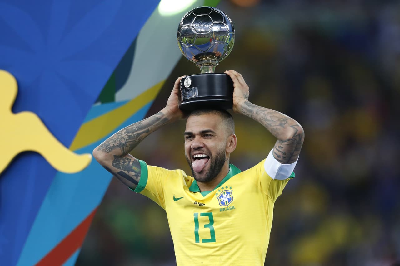 Dani Alves recibe ofertas para jugar en Cádiz y Tenerife