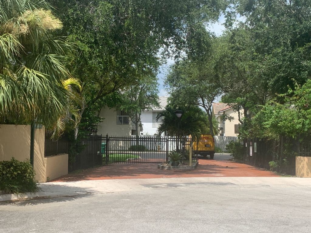 Investigan a un padre de familia luego que encuentran a su hijo muerto dentro de su casa en Kendall