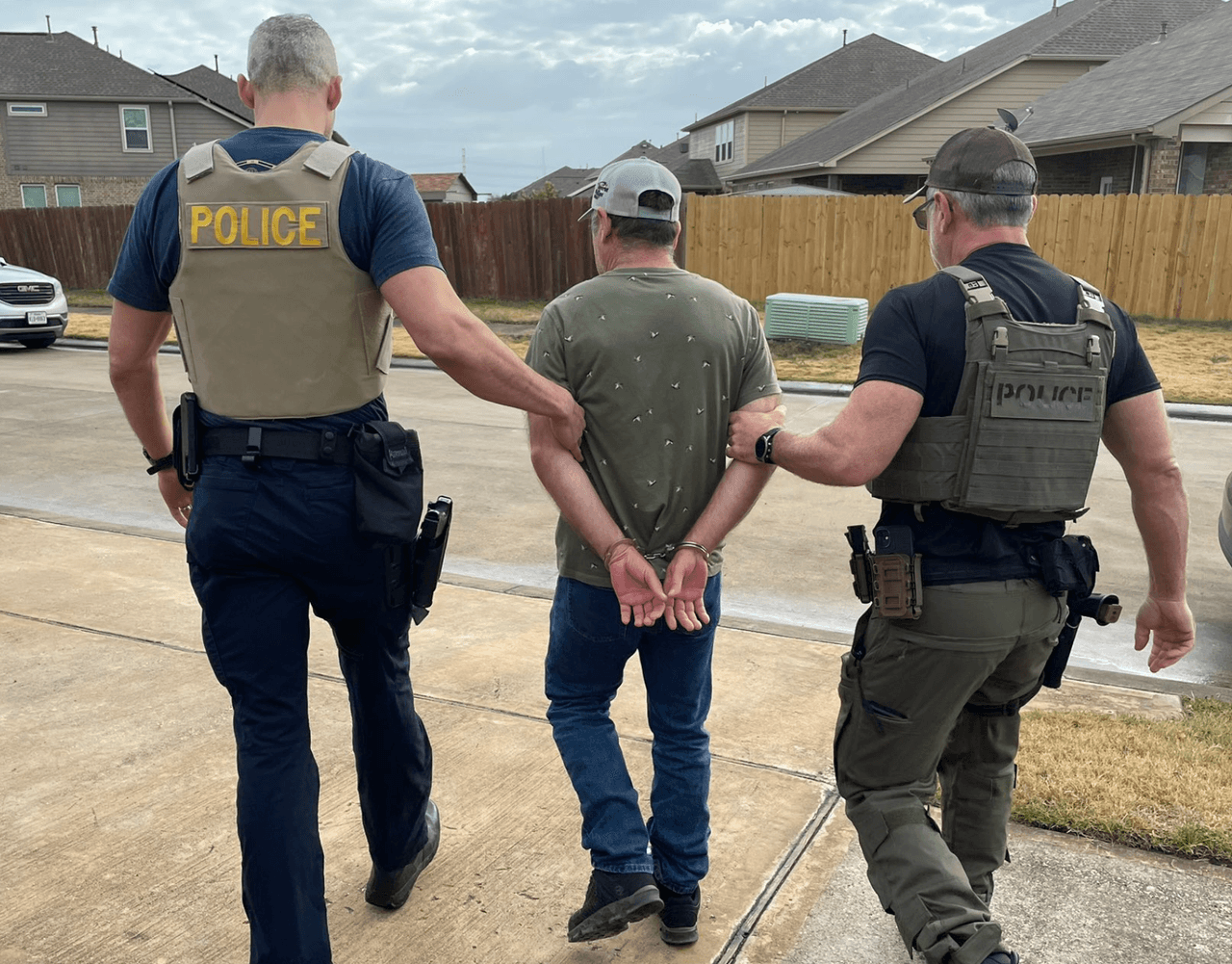 Inmigrantes sin delitos graves ni orden de deportación: rastreamos 8 casos de detenidos por ICE en sus primeras operaciones