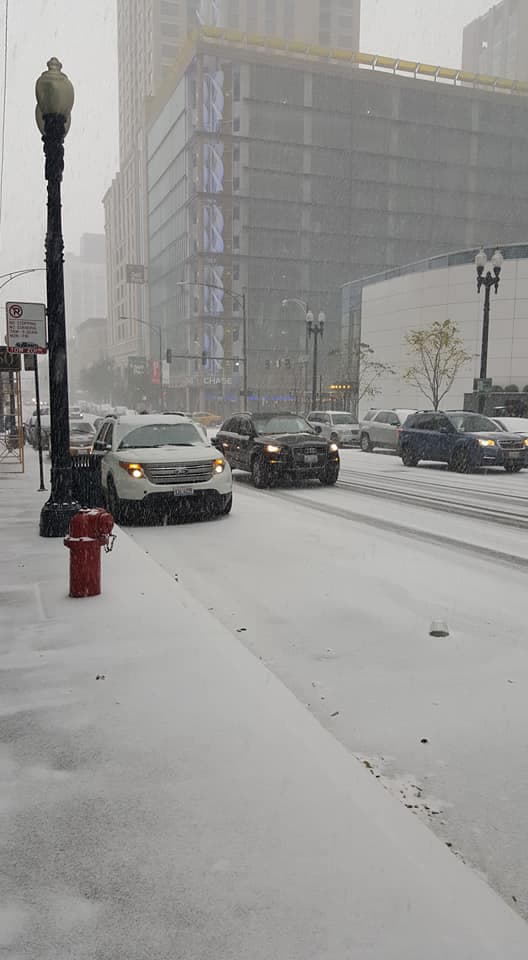 La Ciudad de los Vientos se pintó de blanco este viernes con la primera nevada del año que dejó un poco de acumulación en las calles y nos regaló fotos que parecen salidas de una postal.