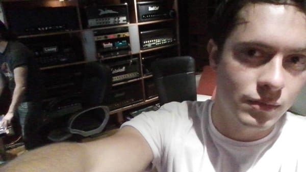 No obstante se dedicó a la música.