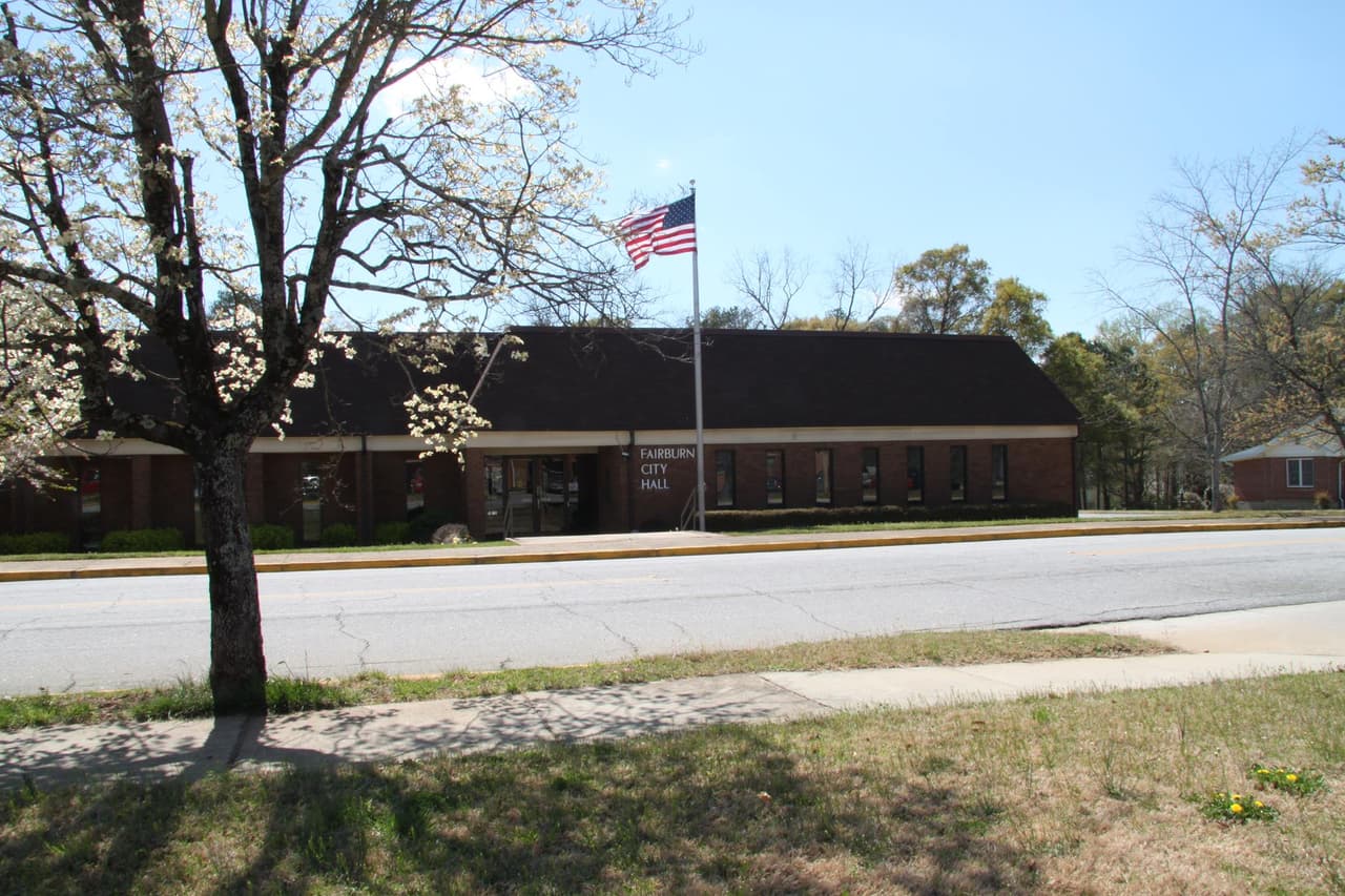 Fairburn: Autoridades de Fairburn acordaron el uso obligatorio de tapabocas en cualquier establecimiento comercial o público.Establecien multas de $ 25 por cada vez que incumplan la medida. La orden entró en vigencia la media noche de este viernes.