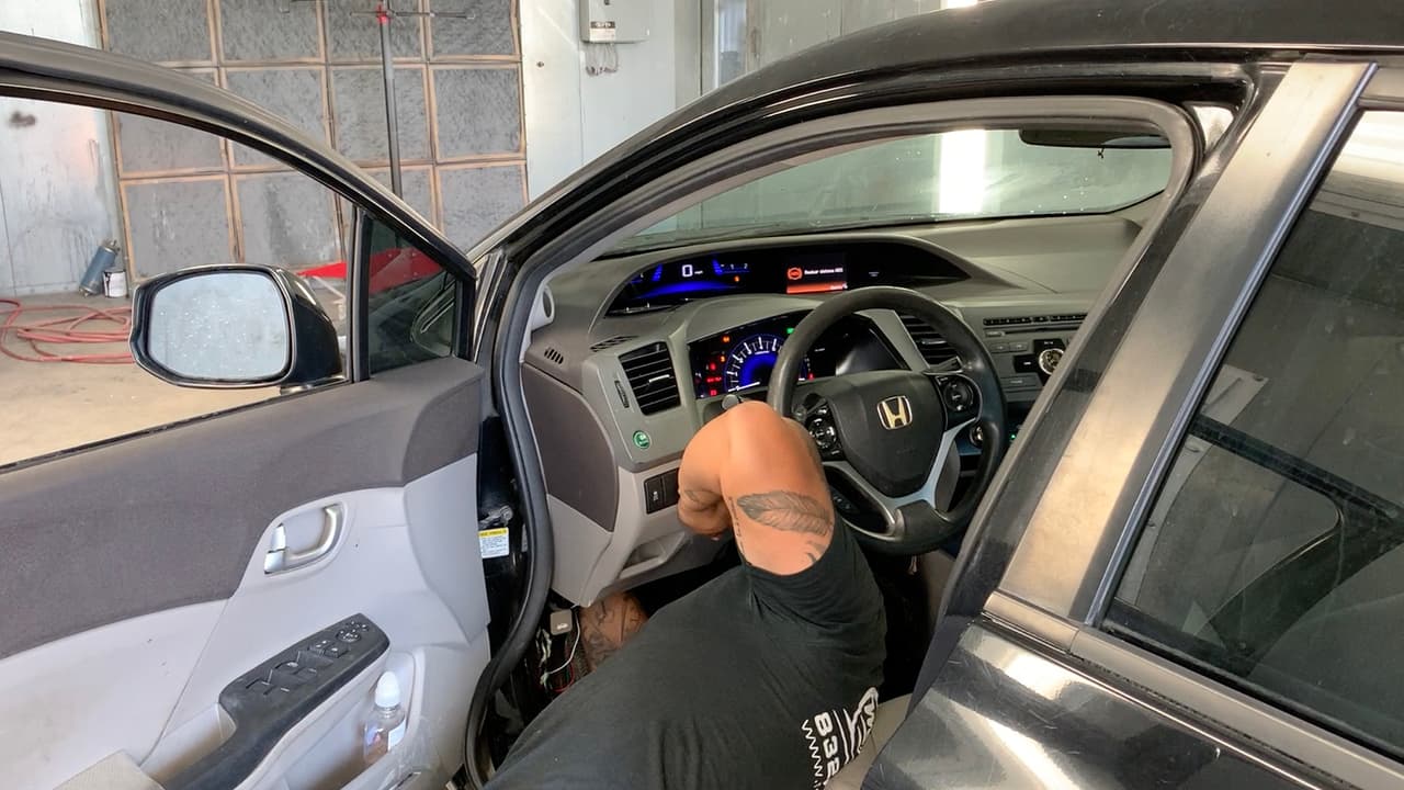 “El GPS extra se puede instalar en algún lugar escondido dentro del carro para que los ladrones no lo puedan encontrar”, dijo Alonso.