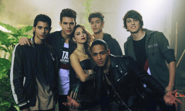 "Ahora lloras tú" es el nombre del tema que hicieron la española Ana Mena y CNCO. Después del éxito "Reggaeton lento" varios artistas pusieron el ojo en ellos como fue el caso de esta chica de 20 años.