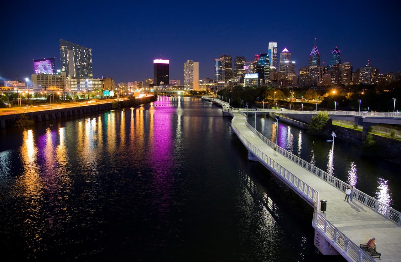 <b>Schuylkill Banks and Boardwalk</b>. Los observadores de fuegos artificiales en Schuylkill Banks encontrarán mucho césped para ver cómodamente y una hermosa vista del Museo de Arte de Filadelfia. Se puede acceder al lugar a través del puente de Chestnut Street y el puente de Walnut Street, así como a través de los cruces en Locust Street y Race Street que están más cerca del espectáculo.