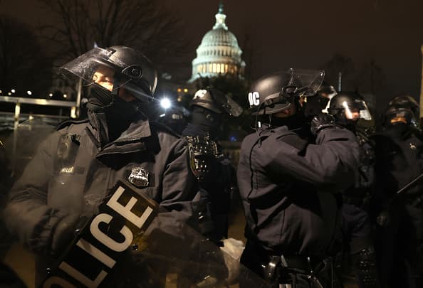 Policía del Capitolio a las afueras del edificio tras el asalto de simpatizantes de Trump.