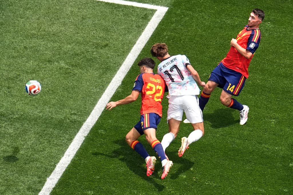El belga Charles De Ketelaere marca el primer gol, empatando a España