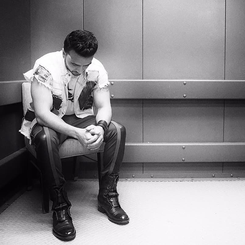 Horas antes de esa publicación, Luis Fonsi conmovió a sus seguidores de la misma red social cuando publicó un mensaje en el que confesaba lo
<b>difícil que había sido, a nivel personal, el comienzo de 2020.</b> A su dolor se sumaba el daño que causaron los
<b><a href="https://www.univision.com/famosos/papito-dios-protege-a-la-isla-el-ruego-de-luis-fonsi-y-otros-famosos-tras-el-terremoto-en-puerto-rico-video">sismos ocurridos en Puerto Rico</a></b>. "Estos son los momentos donde uno tiene que llenarse de fuerza, de fe y simplemente echar pa’ lante", escribió.