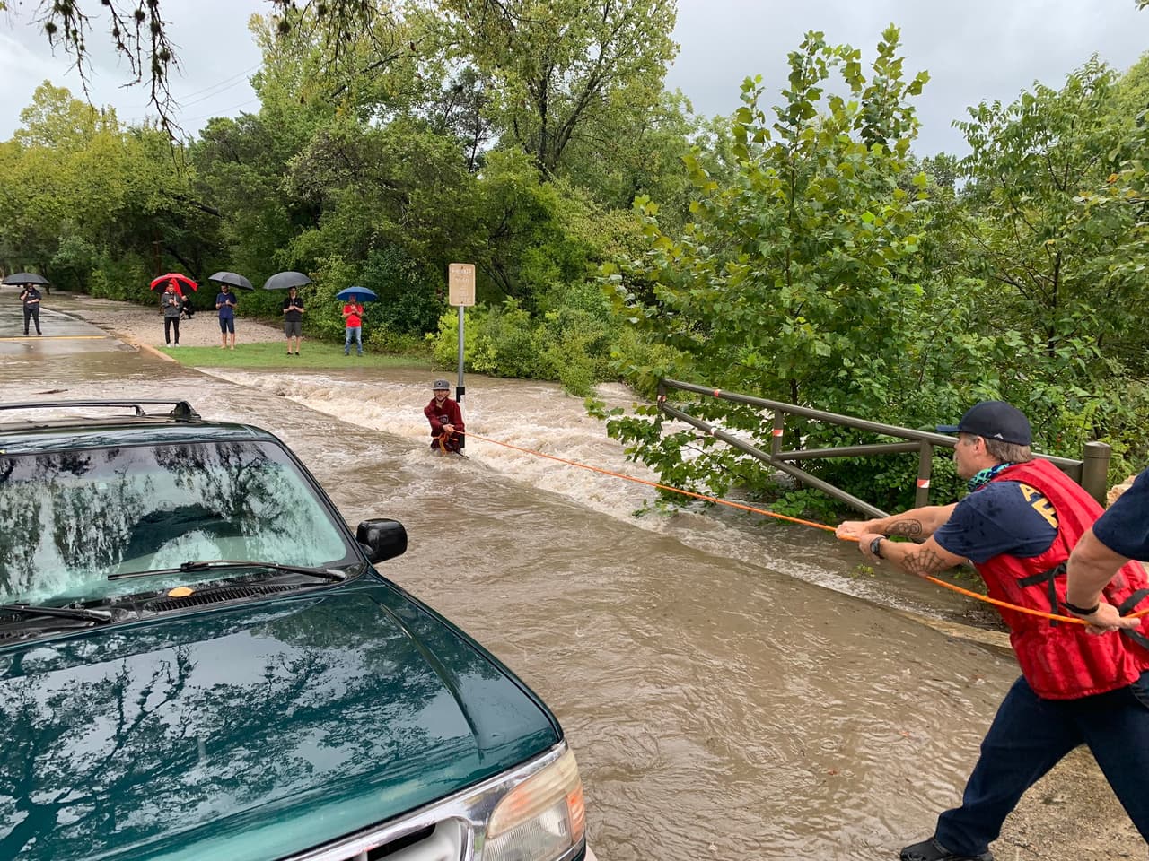 Departamento de Bomberos rescata a un hombre que casi fue arrastrado por corriente en Austin