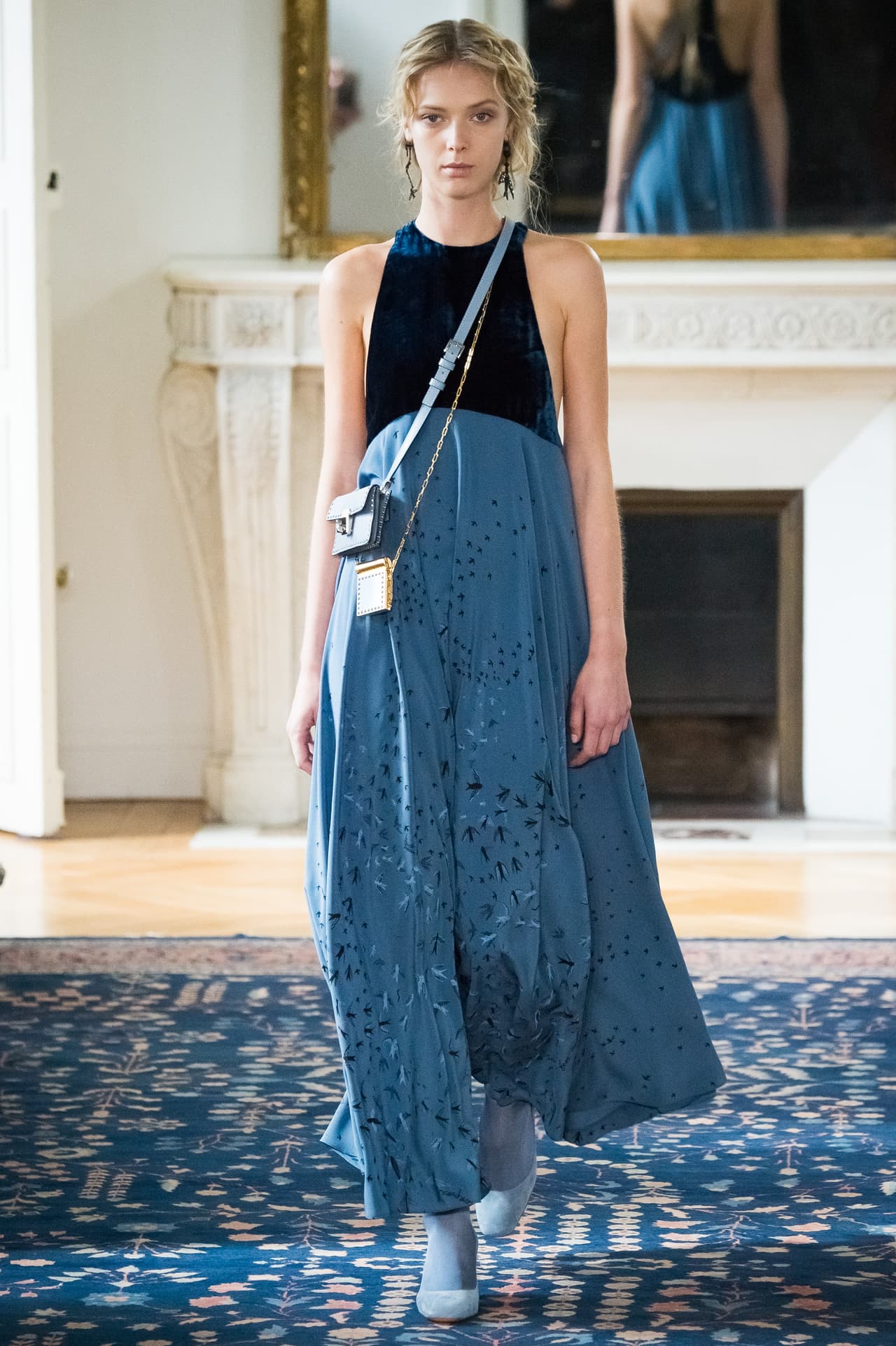 Esas piezas minúsculas y cuadradas que penden del cuello las puso la marca Valentino a desfilar en su más reciente colección. Acompañadas de otro mini carriel de cuero, parece que de lo que se trata por estos días es de que andemos ligeras. Nos preguntamos si al menos una tarjeta de crédito cabe ahí, o tendrémos que salir mejor con los billetes doblados hasta su mínima expresión o con meras monedas...¿monedas?