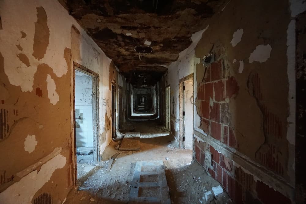 El sanatorio tiene un túnel especial que usaban para mover cosas - como cadáveres - dentro y fuera del lugar sin usar los pasillos. Es ahí donde se siente una especial vibra sobrenatural, con apariciones y ruidos extraños. Dicen que serían los fantasmas de pacientes y doctores que aterrorizan el lugar.
<br>