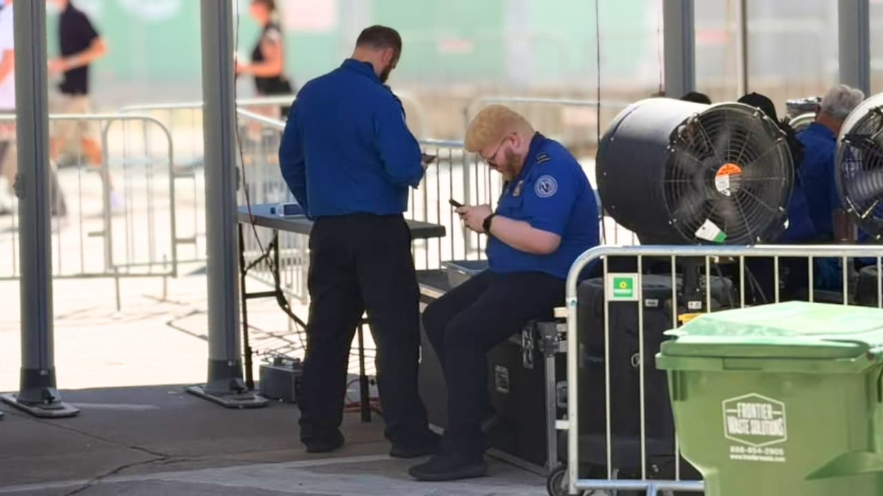 Los agentes de TSA llegaron con tiempo de anticipación para esperar a las
<b>cerca de 20,000 personas</b> que forman parte del evento.
<br>
<br>En cuanto a qué agencia paga por este destaque especial de TSA, enviamos preguntas a Ha Nguyen McNeill, administradora interina de TSA; a Joe Gruters, presidente del Comité Nacional Republicano; y a Heather Washburne, copresidenta del comité anfitrión Dallas 2026.
<br>
<br>Hasta obtener esas respuestas, no es posible establecer cuánto cuesta el despliegue ni quién asumirá finalmente esos gastos.