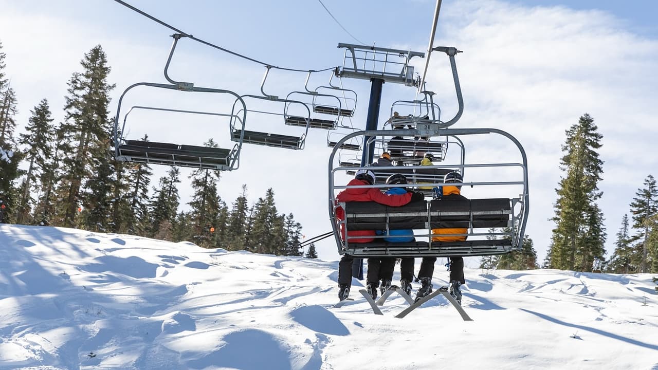 <b>4. Sugar Bowl Resort</b>
<br> • Dirección desde Sacramento: 1 hora y 30 minutos al noreste, cerca de Norden.
<br> • Fechas: Abre en diciembre (según la nieve).
<br> • Costos: Pases desde $135 por día.
<br> • Recomendación: Excelente opción para principiantes y snowboarders.