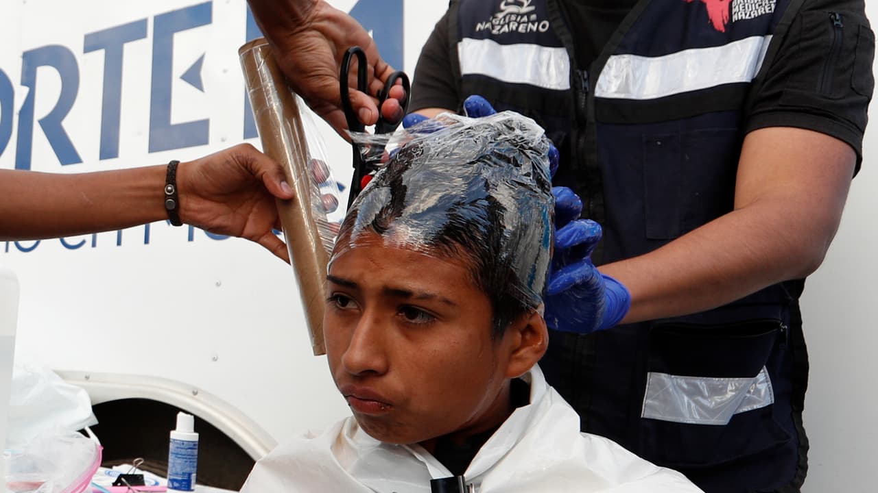 “Los piojos se transmiten de persona a persona o compartiendo objetos como los cascos de beisbol que usan los niños al hacer deporte, las gorras, cepillos y peines”, explicó el médico.