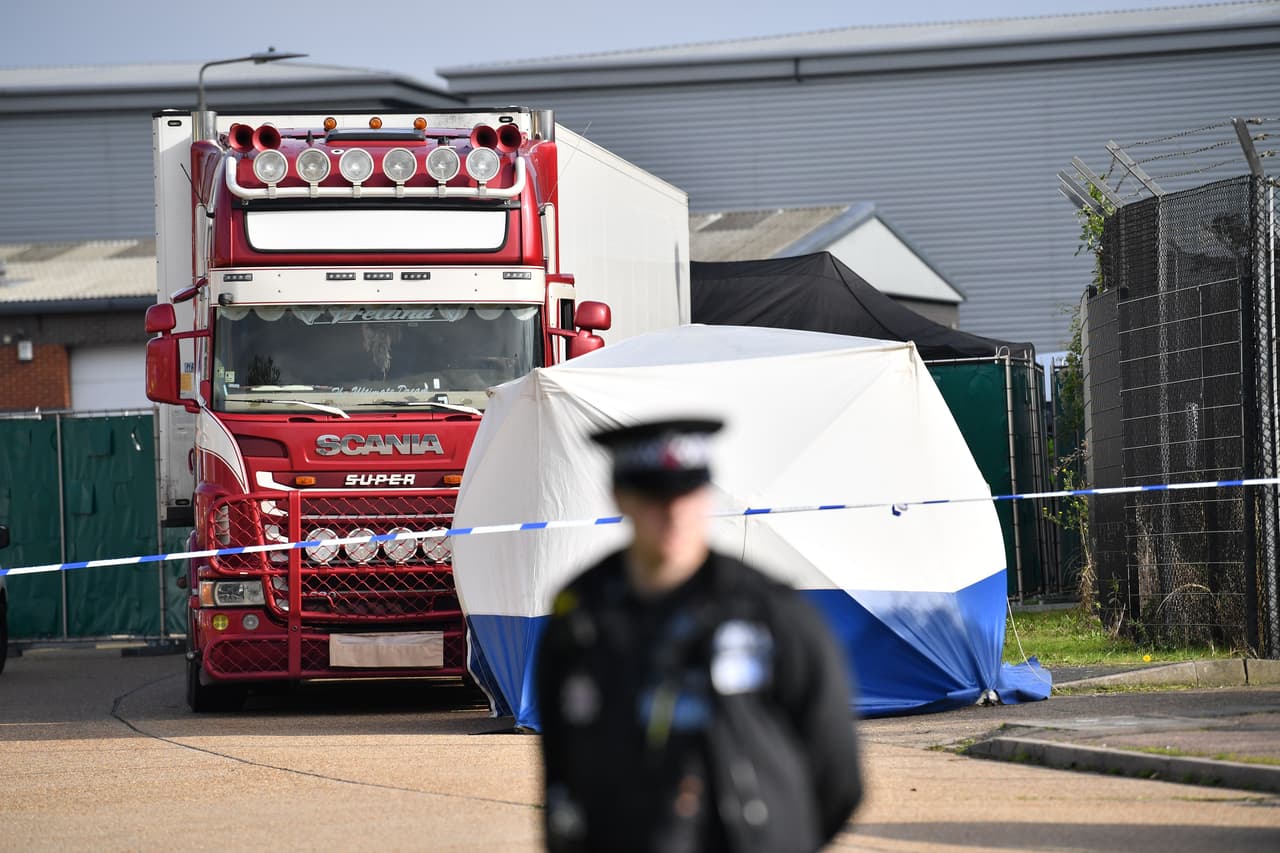 Hallan 39 cadáveres en un camión en las afueras de Londres