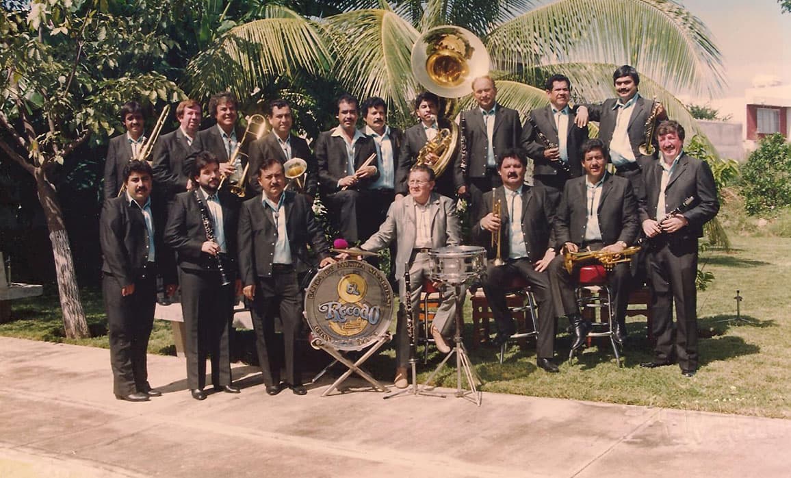 La pionera y la madre de todas las bandas, sin lugar a dudas, es la Banda El Recodo. Don Cruz Lizárraga, un hombre visionario que siempre soño en que su agrupación y las bandas sinaloenses sonaran en todo el mundo y vaya que lo logró.