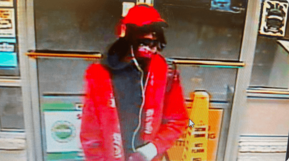 Autoridades revelan video de vigilancia del sospechoso de matar a empleado de una tienda