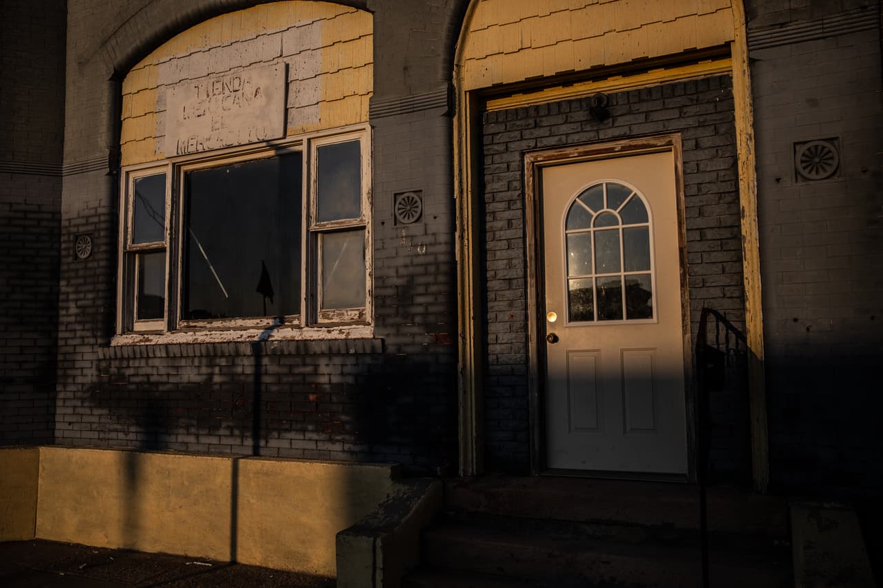 La primera sede de la tienda mexicana de abarrotes El Mercadito en O'Neill, Nebraska, propiedad de Juan Pablo Sánchez.