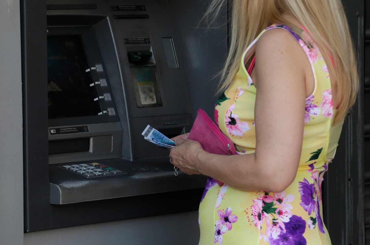 Dinero en efectivo y tarjetas de crédito: los cajeros automáticos pueden dejar de funcionar y no estar disponibles.
<br>