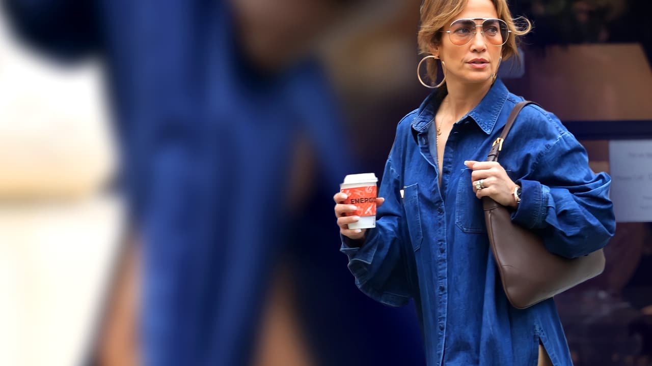 JLo deja ver de más con vestido Valentino mientras pasea por LA: ¿desliz o planeado?