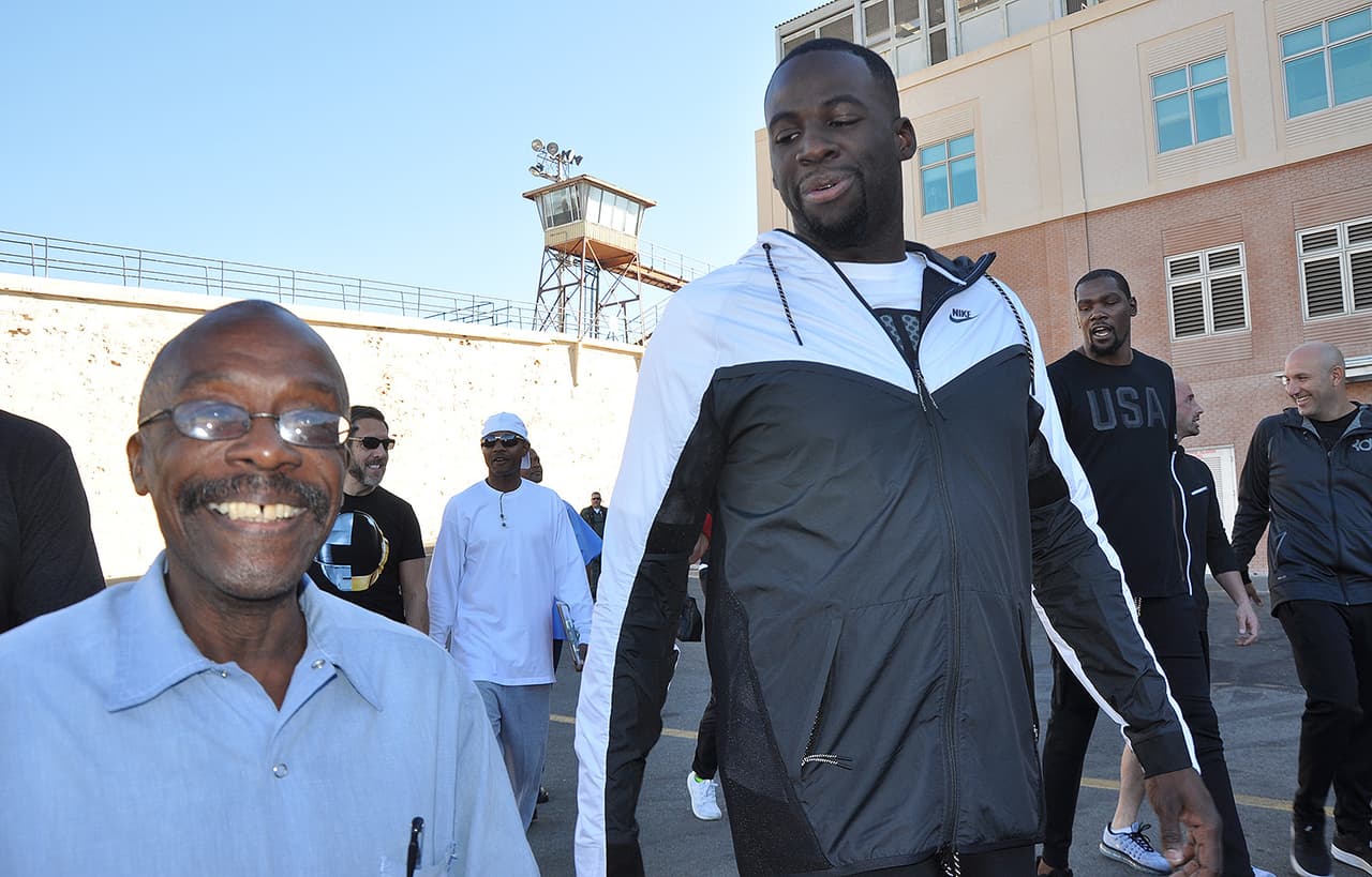 Los Warriors realizaron su visita anual a San Quintín. El GM Bob Myers encabezó el contingente en la cancha, y Kevin Durant y Draymond Green se sentaron entre los internos para ver la acción, firmar autógrafos y jugar dominó.