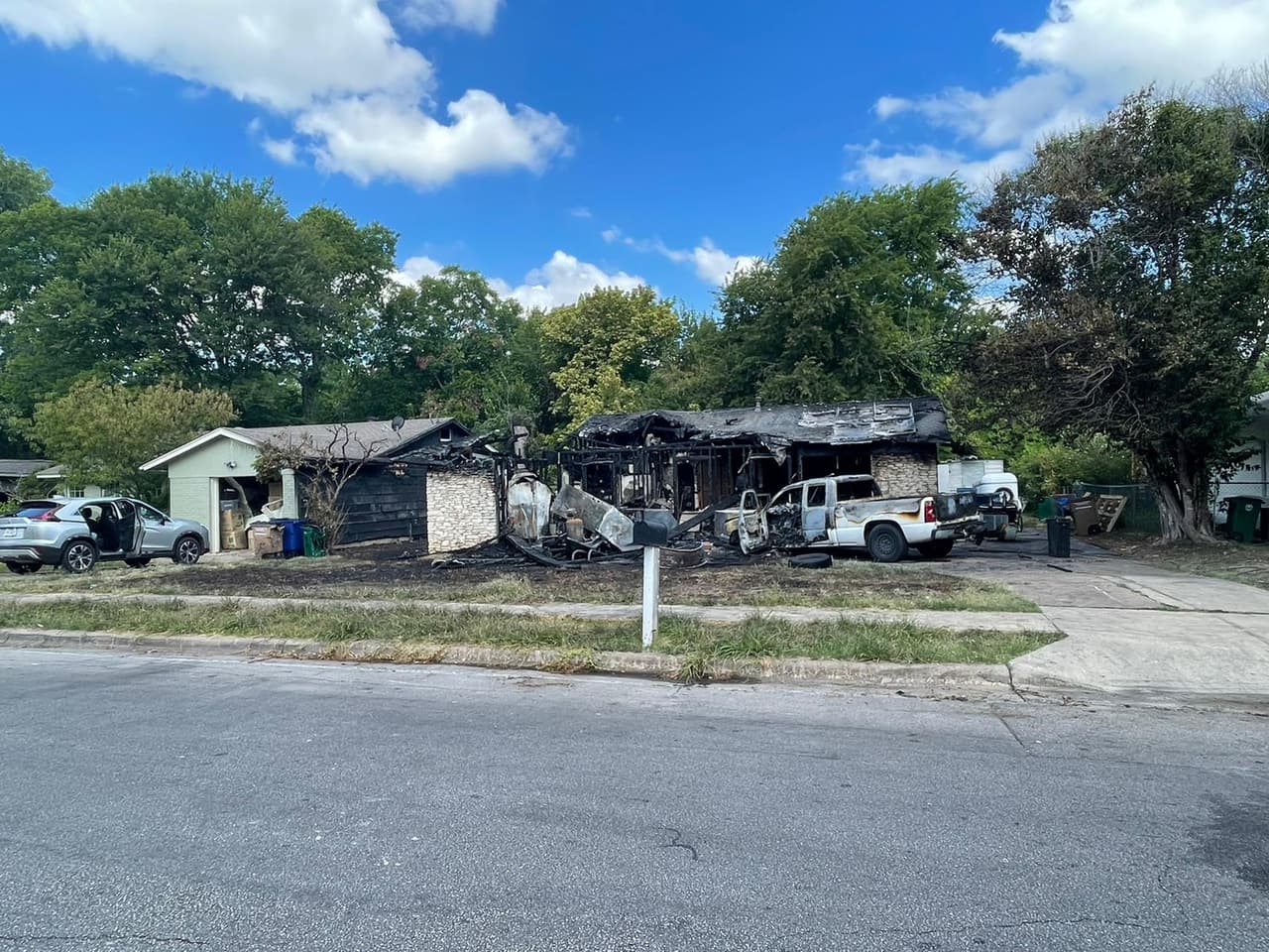 El fuego se extendió al exterior de una segunda casa.