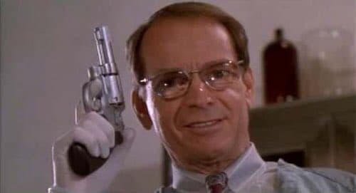 El antagonista de la película 'Beethoven' era el doctor Varnick, un veterinario que se dedicaba a raptar perros para hacer experimentos con ellos. Dicho personaje fue llevado a la pantalla por Dean Jones, un reconocido comediante que saltó a la fama por aparecer en la cinta de Disney 'The Love Bug', la cual tenía de protagonista al auto clásico viviente Herbie.