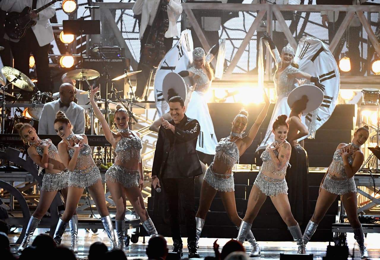 Entre relojes danzantes, Víctor Manuelle cantó 'Quiero Tiempo'.