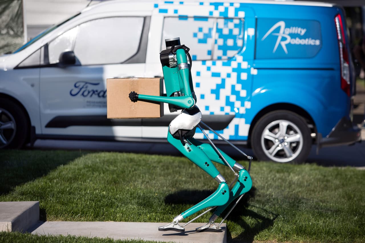 Su diseńo también le permite plegarse ocupando poco espacio para ser almacenado con facilidad en la parte trasera de la van autónoma, con quien hace un trabajo en equipo. "Prevemos que el robot Digit estará disponible en Australia, Japón y la Unión Europea, pero aún no es el momento oportuno para anunciar ninguna venta internacional debido a la necesidad de cumplir con los requisitos reglamentarios en esos países", seńaló Damion Shelton, director ejecutivo de Agility Robotics.