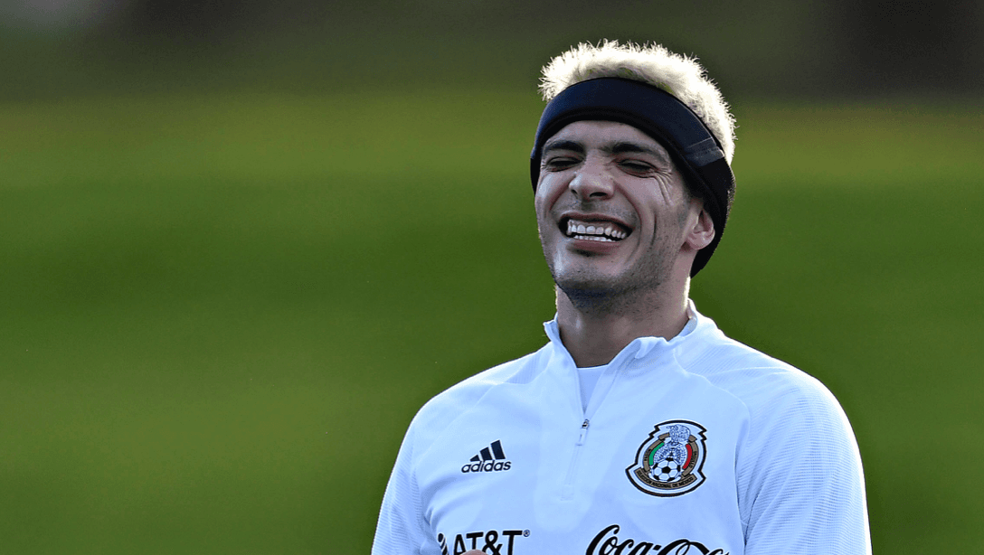 Raúl Jiménez luce la protección que usará para proteger la cabeza