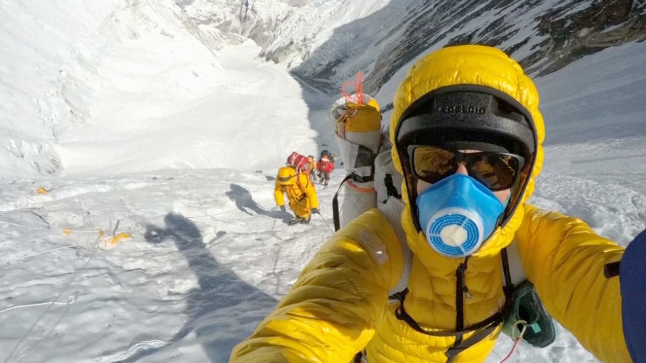 "Nadie tiene que morir allí", dijo a Reuters David Gottler, un experimentado escalador alemán sobre el récord de decesos de este año en la montaña. "Mucha gente se ha atascado en filas y si no llevan oxígeno extra o buenos guías sherpas las cosas pueden salir mal", agregó.